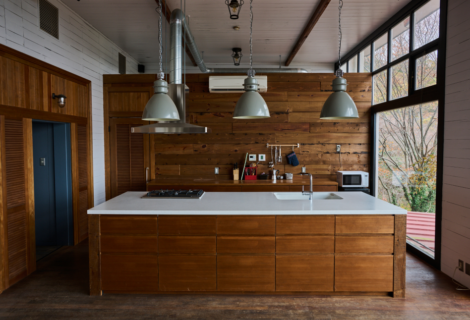Center Floor & Island Kitchen